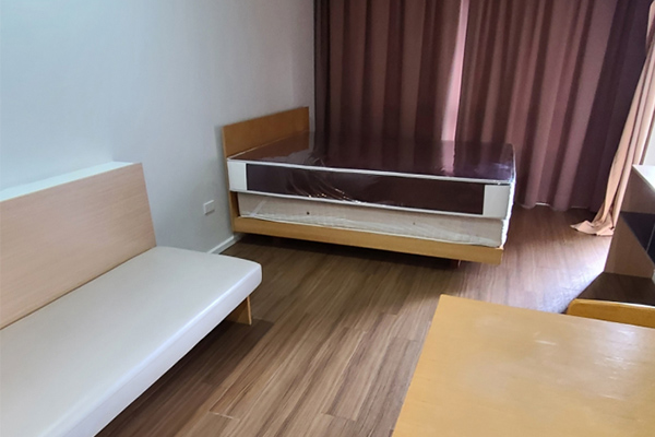 窓が少なくて部屋が暗い